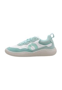 Baskets blanches avec des accents teal, semelle en caoutchouc texturée, motif logo rond sur le côté, et fermeture à lacets avec une languette au talon.
