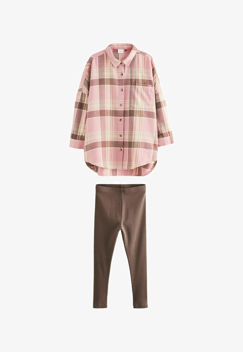 Camicia a quadri nei toni del rosa, marrone e crema con bottoni sul davanti e taschino, abbinata a leggings marroni a coste. Entrambi gli articoli sono abbigliamento casual.