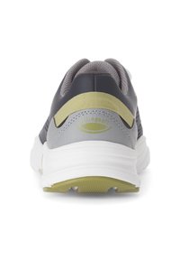 Scarpa sportiva grigia con una parte superiore testurizzata, un copri tallone nero e un dettaglio verde lime. Suola bianca solida con battistrada decorato per una buona aderenza.