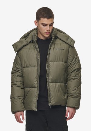 Olijfgroene pufferjack met een rits aan de voorkant, een grote capuchon en gestikte panelen. Voorzien van een logo op de borst en dikke isolatie voor warmte.
