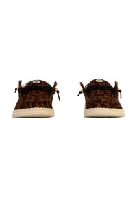 Baskets à enfiler en imprimé léopard avec un dessus marron texturé, semelle en caoutchouc blanche, lacets élastiques et un petit logo sur le talon.