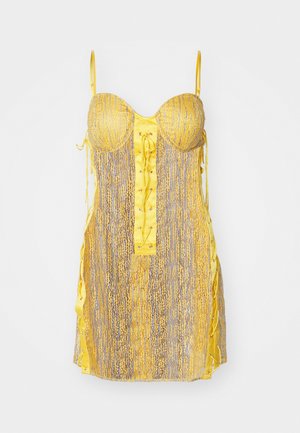 Vestido amarelo e cinza com um corpete justo, frente com atacadores e laços laterais. Apresenta um padrão texturizado e alças finas e ajustáveis.