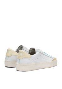 Sneakers bianchi in pelle con una texture liscia, dotate di accenti beige chiaro, lacci blu e suola in gomma. Logo del marchio sul tallone.