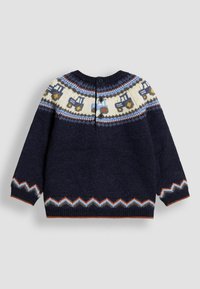 Maglione a maglia blu navy con motivo a yoke di trattori, chiusura a bottoni sul retro e bordo a zigzag sulle maniche e sull'orlo in blu, bianco e marrone.