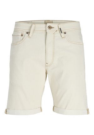 Pantalones cortos de denim beige con dobladillos doblados, botón delantero, cremallera, presillas para cinturón y costuras de estilo de cinco bolsillos.
