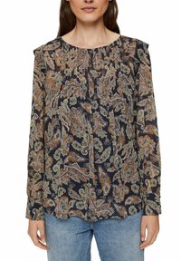 Blusa a maniche lunghe di colore blu navy con motivo paisley in tonalità di arancione, verde e crema. Caratterizzata da un collo arricciato e maniche leggermente svasate.
