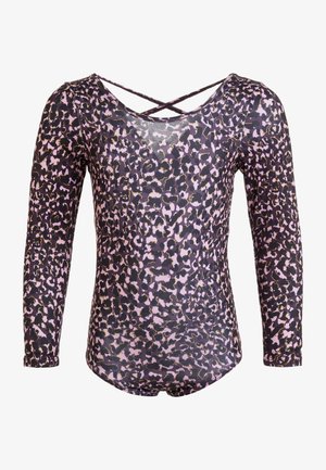 Langsleeve bodysuit met een ronde hals, voorzien van een paars en zwart luipaardprintpatroon en gekruiste rugbanden. Gemaakt van een lichtgewicht materiaal.