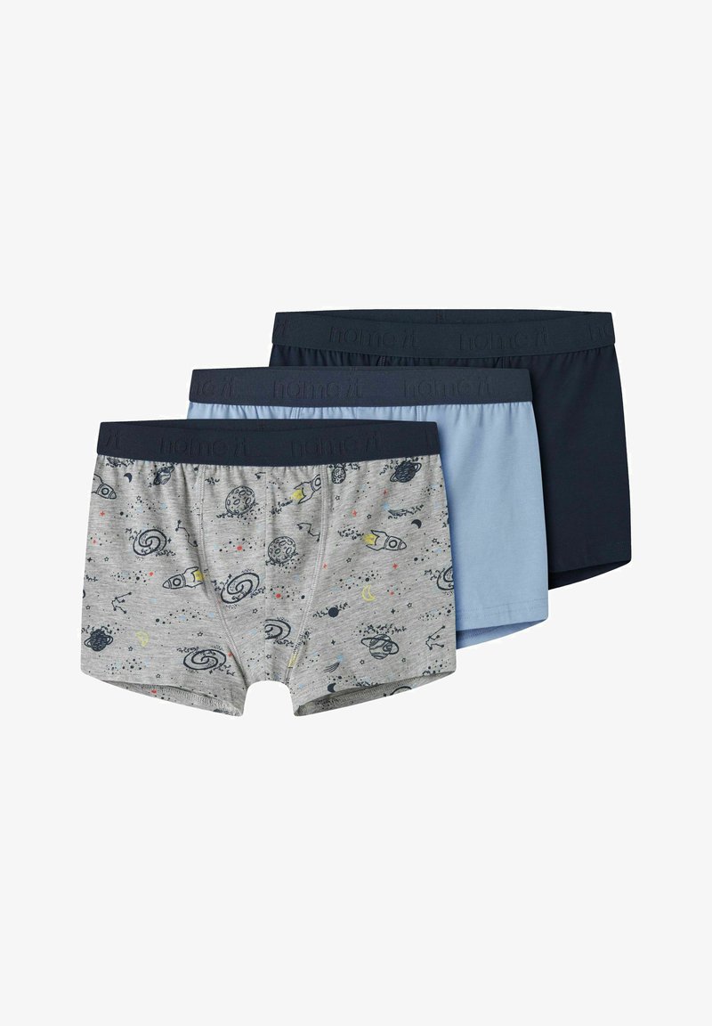 Trzy pary bawełnianych bokserek: jedna w szarym kolorze z motywem kosmicznym, oraz dwie gładkie - granatowa i jasnoniebieska; wszystkie mają ciemne elastyczne paski w pasie.