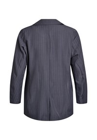 Blazer negro grisáceo con rayas finas, con solapas, mangas largas y corte recto. Presenta una abertura central en la parte posterior para facilitar el movimiento.