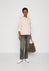 GAP HERITAGE CREW - Melegítőfelső - pink standard