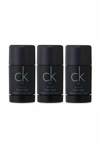 Kolme mustaa sylinterimäistä deodoranttistikkua, joissa on minimalistinen muotoilu ja siniset tekstit, nimeltään "CK Be". Jokainen sisältää 75 g (2,6 oz).