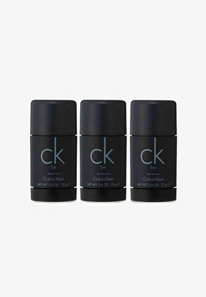 Kolme mustaa sylinterimäistä deodoranttistikkua, joissa on minimalistinen muotoilu ja siniset tekstit, nimeltään "CK Be". Jokainen sisältää 75 g (2,6 oz).