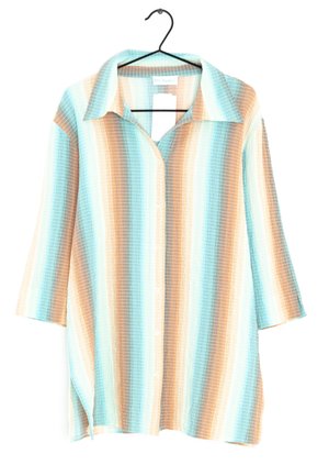 Langärmliges Hemd mit Knöpfen und vertikalen Streifen in Hellblau, Beige und Weiß, das an einem schwarzen Kleiderbügel hängt.