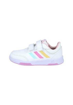 Zapatilla deportiva blanca con acentos rosas, dos correas de Velcro y tres franjas de colores (azul, amarillo, rosa) en el lateral. Suela de goma.