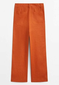 Oranje linnen broek met een rechte pijpdesign, twee achterzakken en een nette afwerking aan de zomen.