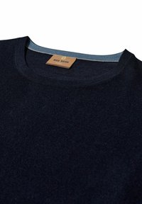 Pulover de culoare bleumarin cu guler rotund, realizat dintr-un material moale. Are un accent de guler de culoare albastru deschis și o etichetă din piele inscripționată "MOS MOSH."