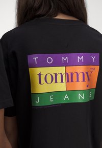 Tommy Jeans TJM REG SUMMER FLAG TEE EXT - T-shirt con stampa - black