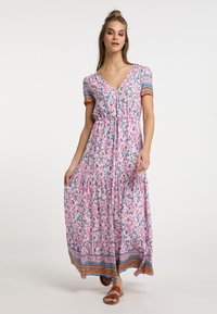Rochie maxi florală din țesătură roz deschis, cu decolteu adânc în V, mâneci scurte și tiv stratificat cu modele de margine multicolore.