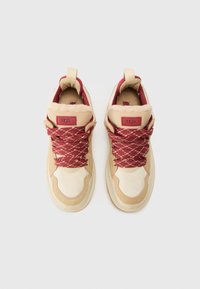 UGG LOWMEL - Joggesko - driftwood/biking red