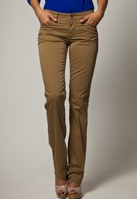 Ljusbruna, slim-fit byxor med fem fickor, framsidan har dragkedja och knappstängning, samt ett mjukt bomullsmaterial.