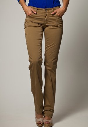 Pantalones de ajuste slim de color marrón claro, con cinco bolsillos, cierre frontal con cremallera y botón, y una suave tela de mezcla de algodón.