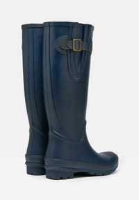 Magas, vízálló csizma sötétkék gumiból, oldalsó csattal, bordázott talppal és sima felülettel.