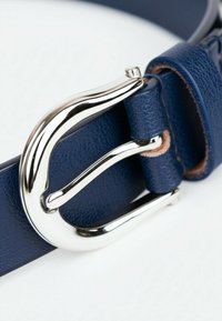 Dunkelblauer Ledergürtel mit einer polierten silbernen Schnalle in geschwungener Form, die eine strukturierte Oberfläche und verstärkte Nähte präsentiert.