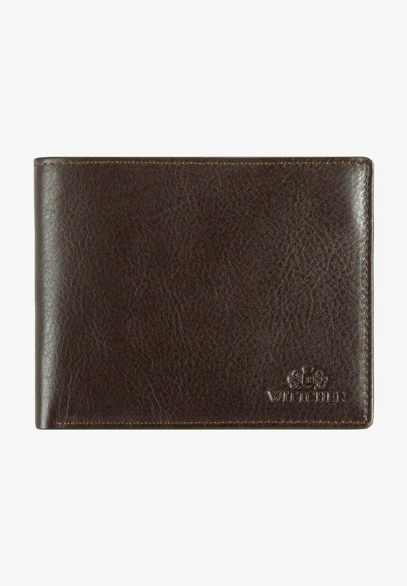 Bruine leren portemonnee met een gestructureerd oppervlak, bi-fold ontwerp en een reliëflogo in de rechter onderhoek.