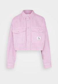 Kraftig denimjacka i ljusrosa. Har krage, knäppning med knappar, två bröstfickor och en liten logotyp på den vänstra fickan.