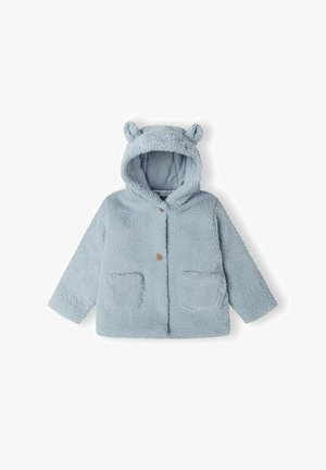 Svetlo modra flisasta jakna s kapuco, ki ima ušesa medvedka, dva sprednja žepa in zapiranje z lesenim gumbom. Mehka, teksturirana tkanina.