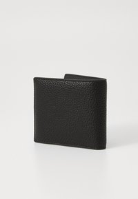 Carteira de couro preta com uma superfície texturizada, design de duas dobras e bordas suaves. Sem hardware ou acabamentos visíveis. Forma compacta e minimalista.