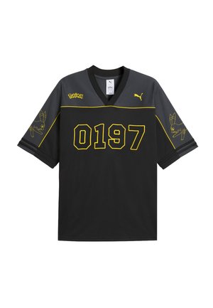 Camiseta deportiva negra y gris con ribete amarillo, "0197" en el frente, logo de Pokémon en el pecho y contornos del personaje Umbreon en ambas mangas.