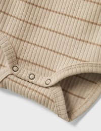 Ljust beige ribbat bodysuit med ett brunt randmönster, tryckknappar i botten och en böjd fåll för enkel användning.