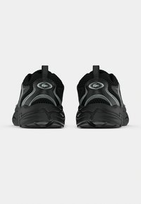 Μαύρα αθλητικά παπούτσια με πλέγμα στο επάνω μέρος, επένδυση στον γιακά και λαστιχένια σόλα. Διαθέτουν αντανακλαστικές λεπτομέρειες και έντονο λογότυπο στη φτέρνα.