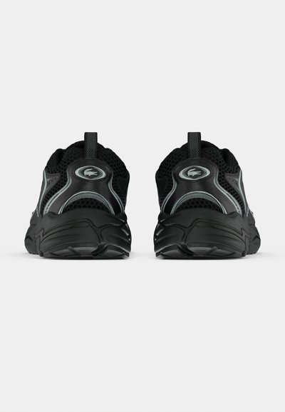 Chaussures de sport noires avec tige en mesh, col rembourré et semelle en caoutchouc. Dotées d'accents réfléchissants et d'un logo bien visible sur le talon.