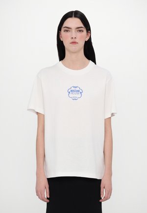 Weißes Baumwoll-T-Shirt mit einem blauen Grafikdruck, der "MOSCHINO JEANS HOTEL" liest. Das Shirt hat kurze Ärmel und einen lockeren Schnitt.