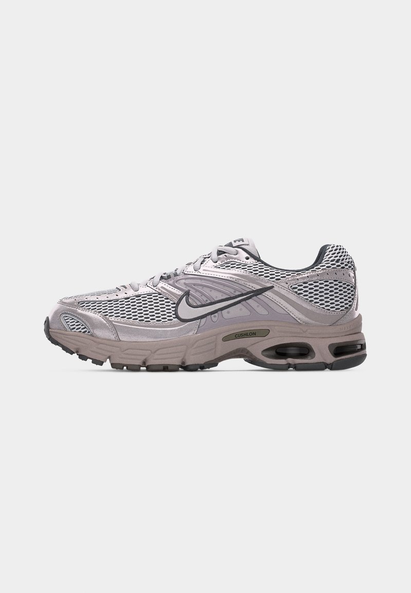 Nike Sportswear AIR MAX MOTO 2K - Tenisky - vast grey/college grey/iron grey/cave stone white/black/metallic silver-coloured/photon dust