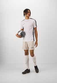 Nike Performance ACADEMY 23 - Pantalón corto de deporte - light orewood brown/white/black