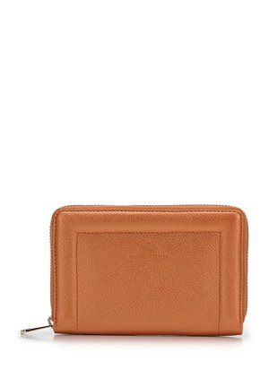 Portafoglio zip in pelle tan con finitura testurizzata, dotato di una tasca anteriore e design logo impressi sulla superficie.