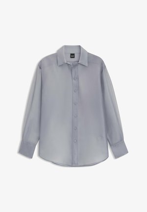 Camisa de botón ligera y gris claro con mangas largas, cuello clásico y un logo bordado sutil en el pecho. Textura suave y ajuste relajado.