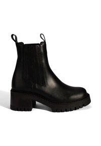 Zwarte leren enkellaars met ronde neus, ribbelige elastische zijkanten, trekstangen en chunky profielzool voor grip en stabiliteit.
