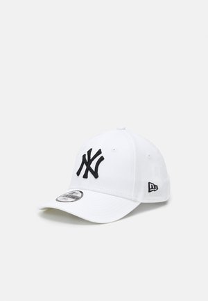 Weißer Baseballcap mit einem schwarzen gestickten NY-Logo, strukturiertes Design, gebogener Schirm und Belüftungsösen auf jeder Seite.