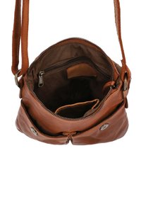 Brun læder crossbody taske med åben lynlås, der viser et mørkt stofinteriør, indvendig lynlåsede lomme og to rum.