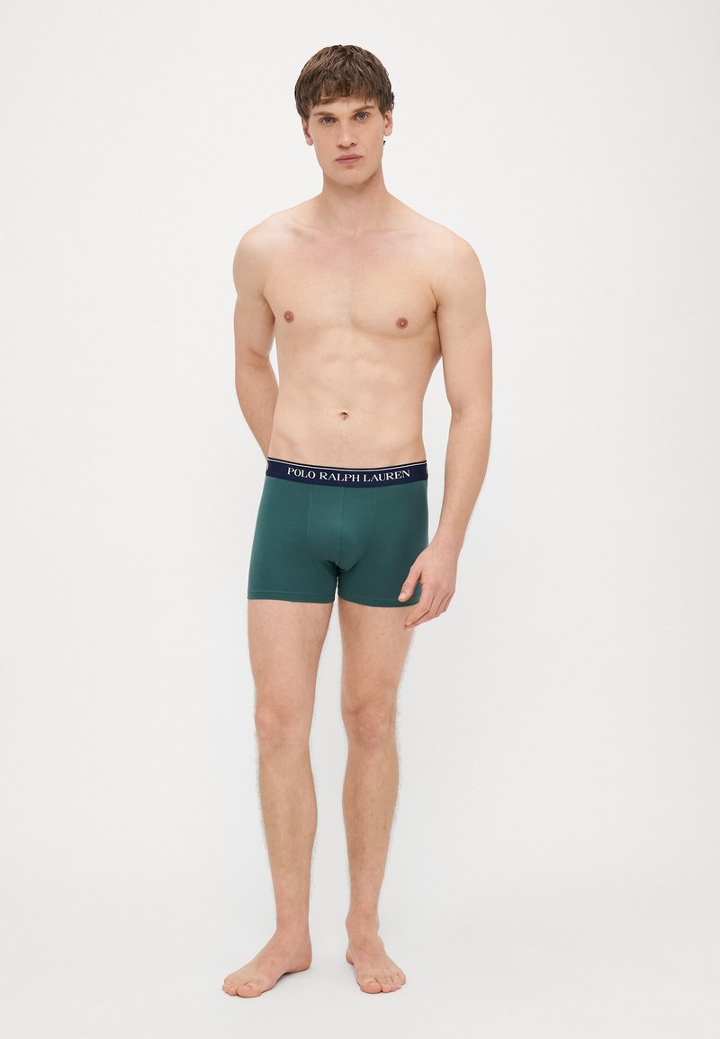 Zelené boxerky z bavlny s námornícky modrým pásom so značkou "POLO RALPH LAUREN". Hladká textúra a priliehavý strih.