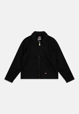 Chaqueta de mezclilla negra con cierre de cremallera, cuello puntiagudo, dos bolsillos frontales y un pequeño parche con logo cerca del dobladillo. Textura suave.