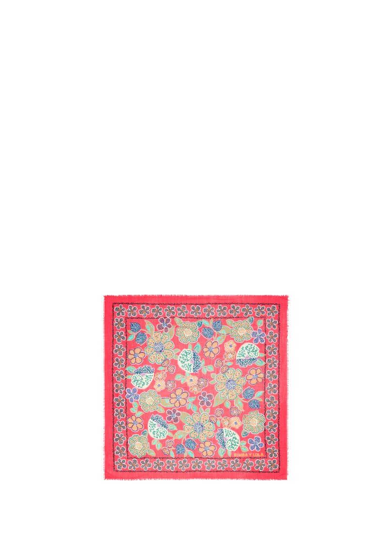 Pañuelo de seda floral con un fondo rojo vibrante y flores y hojas multicolores, terminado con borde con flecos.