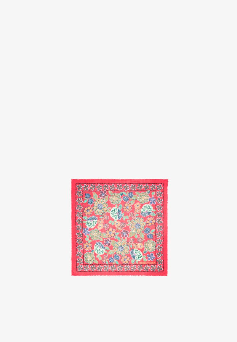 Pañuelo de seda floral con un fondo rojo vibrante y flores y hojas multicolores, terminado con borde con flecos.