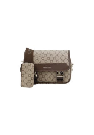 Sac en bandoulière en cuir brun et toile à motifs avec une sangle réglable, des éléments en métal, des accents de logo et un porte-carte détachable.