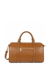 Sac de voyage en cuir marron avec deux poignées supérieures, une bandoulière amovible et une poche frontale zippée. Surface texturée et quincaillerie dorée.