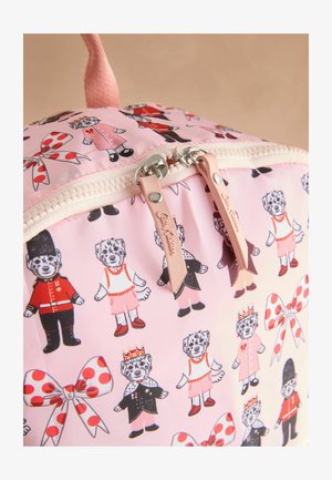 Roza ruksak s ponavljajućim karikaturama pasa u raznim outfitima, ukrašenim mašnama i uzorcima, sa zatvaračem na zip i ružičastim detaljima.